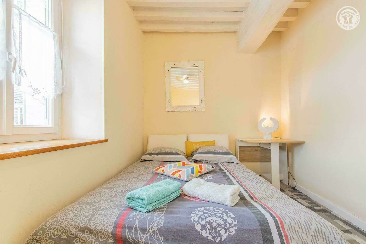 Chambre lumineuse du gîte Arhomeplus à Autun, lit double préparé