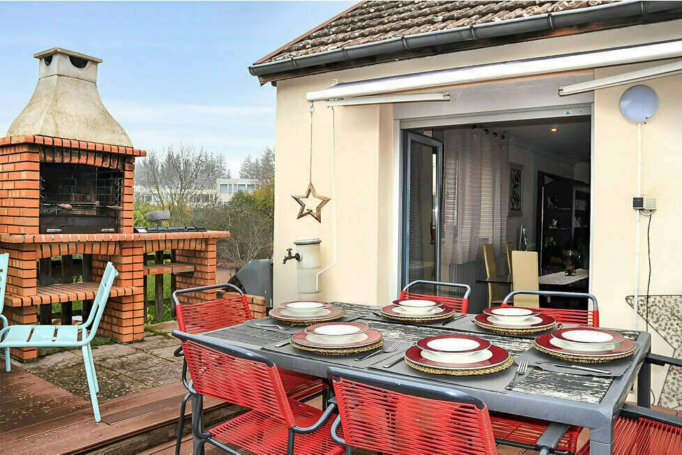 Terrasse du gîte Arhomeplus à Autun, table dressée et barbecue en briques